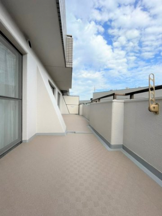 開放的で明るい空間を演出してくれるバルコニーです