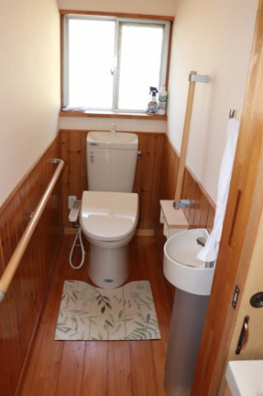 トイレはリフォームされており、非常にきれいです。手洗い器も設置されています。