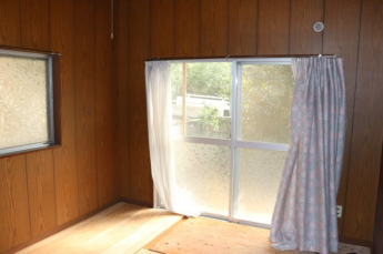 床の一部が傷んでいるため、リフォームが必要です。