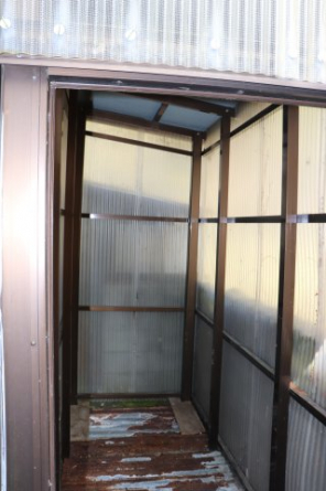 敷地内には倉庫があります。