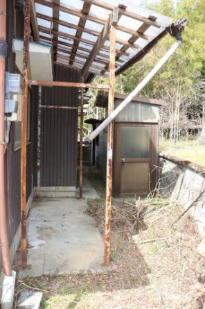敷地内には倉庫があります。