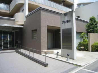南側マンション入口