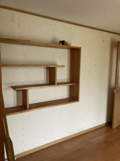 ホールにある飾り棚です