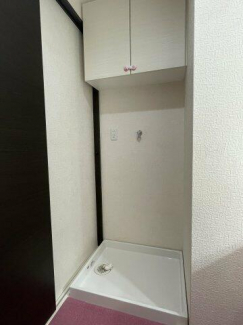 洗濯機置場です。上部に収納もあり便利です