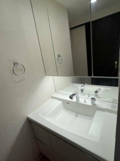 広々とした独立洗面台です。綺麗な状態です！！