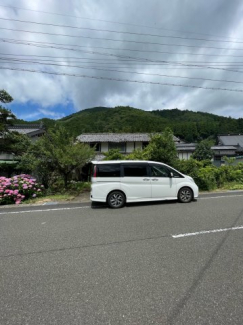 県道に面した明るい立地です。