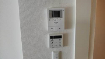 モニター付きインターホンとお風呂の給湯器リモコン。追い炊きも出来ます