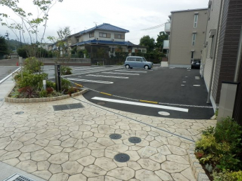チェーンゲート付きの駐車場です