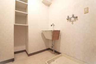 洗濯物の仕分け作業がしやすく、整理整頓が容易になります。洗濯音や湿気を他の部屋に持ち込まず、生活環境を快適に保ちます。上部を活用すれば収納スペースを確保でき洗剤や洗濯用品の整理もしやすくなります。
