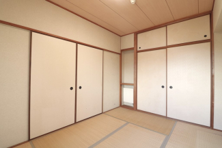 天袋付の押入れのある和室です。