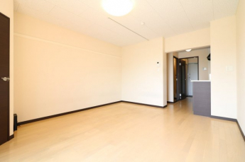 他一部、号室では家具家電付きのお部屋もご用意しております。