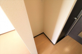 キッチンの裏にも大型収納スペースを確保しております。