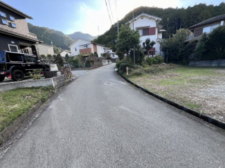 【前面道路含む現地写真】