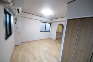 落ち着いた色調の寝室です