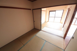 和室ならではの温かな和の空間で寛ぎの時間を過ごせます