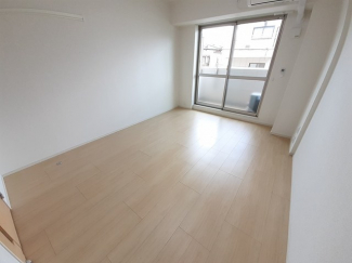 落ち着いて過ごせるお部屋なので、寝室にいかがでしょうか