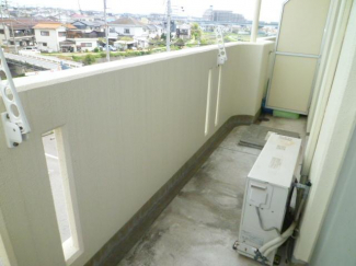 開放的で明るい空間を演出してくれるバルコニーです
