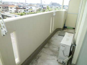 開放的で明るい空間を演出してくれるバルコニーです