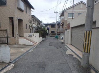 【前面道路含む現地写真】