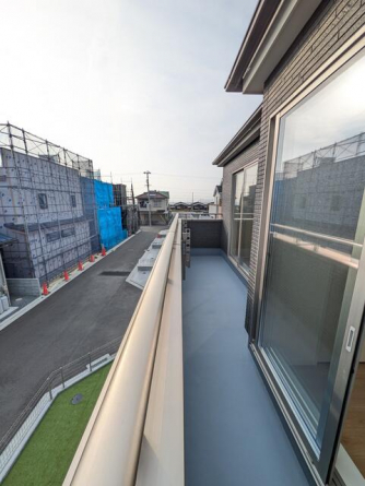 朝の眩しい青い空に包まれながらお洗濯もルンルンでできます