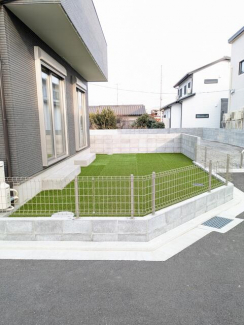フェンスで囲ってますので、お子様の遊び場に最適です
