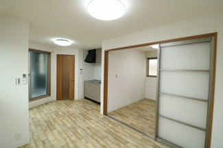 仕切り扉を開ければワンルームの広いお部屋にもなります☆