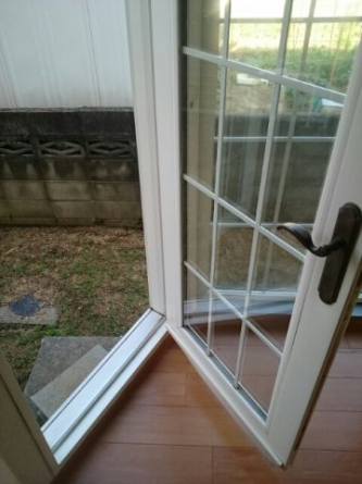暖かな日差しのふりそそぐバルコニー