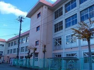 花田小学校まで830m