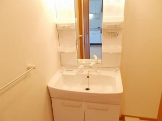 明るい洗面所です