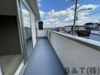 暖かな日差しのふりそそぐバルコニー