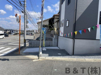 前面道路含む現地写真です