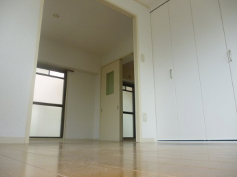 落ち着いた色調の寝室です