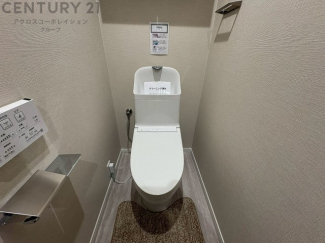 温水洗浄便座付トイレは温水洗浄機能により、暖かい水でおしりを洗浄することができ、冷たい水を使う従来の便座に比べ、温水洗浄機能で暖かいトイレを提供し、快適な使用を可能にします。