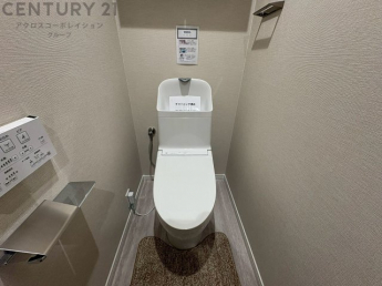 温水洗浄便座付トイレは温水洗浄機能により、暖かい水でおしりを洗浄することができ、冷たい水を使う従来の便座に比べ、温水洗浄機能で暖かいトイレを提供し、快適な使用を可能にします。