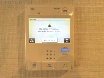 訪問者が来たときにテレビ画面で確認できるため、安心してドアを開けられます。録画機能があるものもあり、留守中に来訪者を記録しておくことができます。利便性が高く、セキュリティ面でも安心です