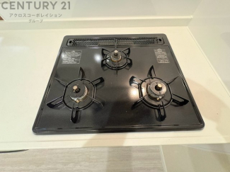 多数の調理器具を同時に使用でき、料理の効率化が可能。省エネで節約になり、様々な料理スタイルに適応できます。また、火力調整が独立しており、手入れや掃除もしやすく、今よりもっとお料理が楽しくなるかも。
