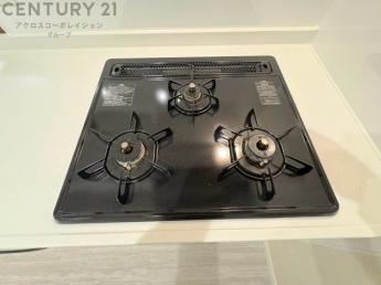 多数の調理器具を同時に使用でき、料理の効率化が可能。省エネで節約になり、様々な料理スタイルに適応できます。また、火力調整が独立しており、手入れや掃除もしやすく、今よりもっとお料理が楽しくなるかも。
