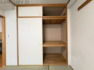 押入れは季節の衣類、寝具などを収納できます。伝統的な美しさと実用性が融合し、収納物を保護する調湿・換気効果があります。使い方によっては書類や小物なども効果的に整理でき空間を有効活用できます。