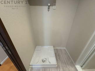 洗濯物の仕分け作業がしやすく、整理整頓が容易になります。洗濯音や湿気を他の部屋に持ち込まず、生活環境を快適に保ちます。上部を活用すれば収納スペースを確保でき洗剤や洗濯用品の整理もしやすくなります。