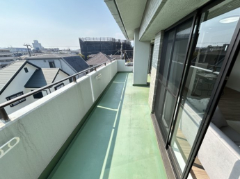 開放的で明るい空間を演出してくれるバルコニーです