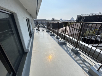 落ち着いた時間を過ごせるバルコニーです