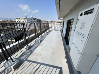 お洗濯にも便利なバルコニー付き