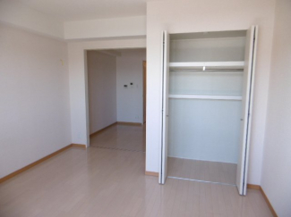 コンパクトで使いやすい洋室です