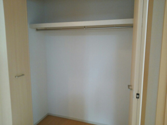 廊下にも収納があります