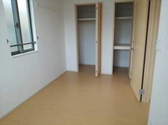 収納豊富な洋室です