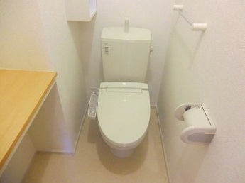 落ち着いた色調のトイレです