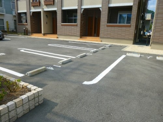 車をお持ちの方に嬉しい駐車場付きの物件です