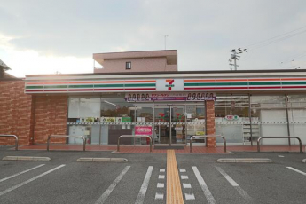セブンイレブン三田西山２丁目店まで379m