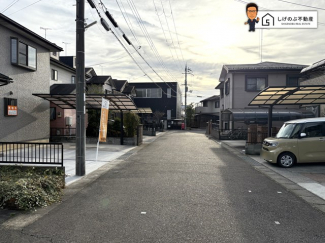 前面道路は約6ｍの広さがございます。車庫入れもスムーズに行えます。
