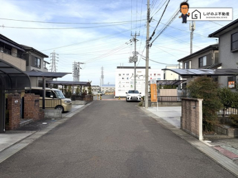 前面道路は約6ｍの広さがございます。車庫入れもスムーズに行えます。
